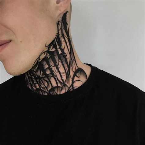 tatuajes en el cuello grandes